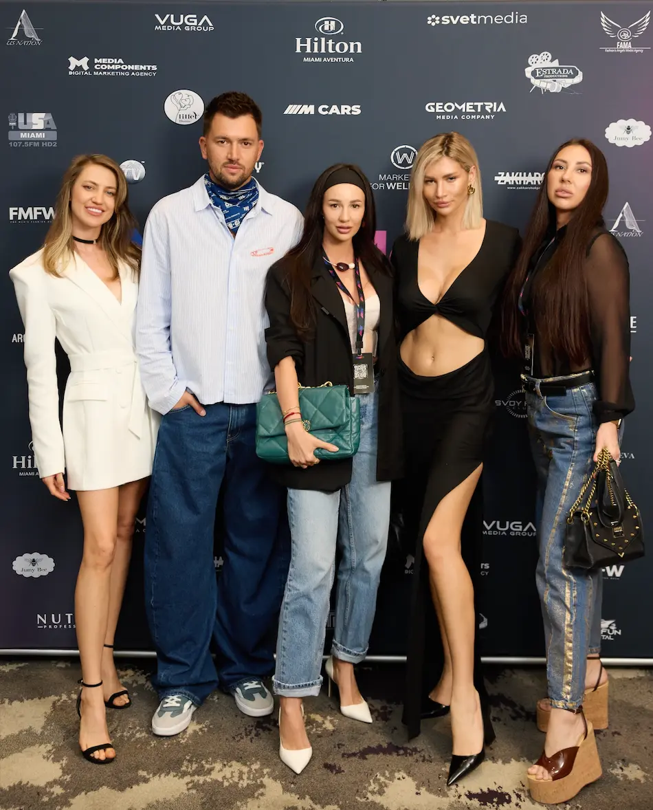 Гости у брендированной стены MMF